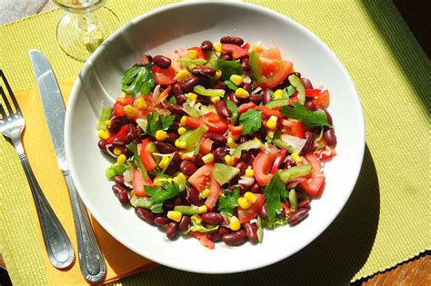 Salade dété tomates poivrons et haricots rouges Court bouillon