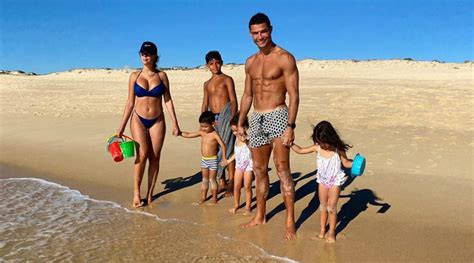 Cristiano Ronaldo’s Girlfriend, Georgina Rodriguez, Posts Family Pic From Beach and CR7 Fans Are ...