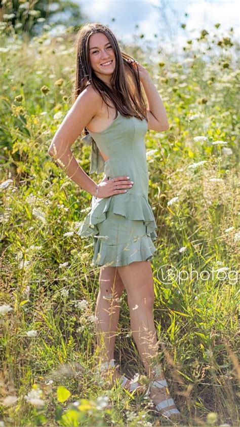 Senior Photo Posing Ideas Photoshoot Outfit Inspo Outfit Ideas