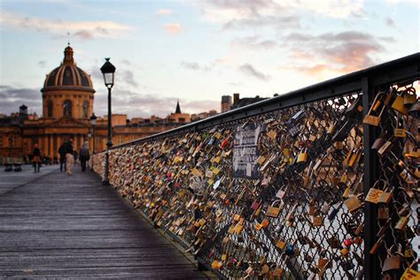 Love Lock Bridge Picture - Bridge With Locks Background - 1600x1071 ...