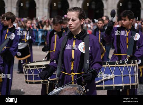 Miembros De La Hermandad Participan En A Tamborrada Ma A En La Plaza