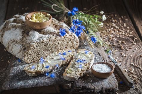 Hausgemachtes Vollkornbrot Mit Butter Und Salz Auf Lizenzfreies Bild