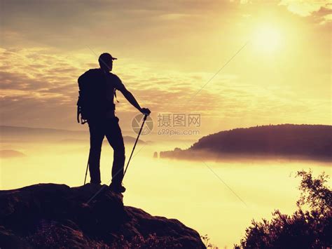 带着运动背包和手杖的徒步旅行者指南站在岩石的观点上高清图片下载 正版图片507319290 摄图网