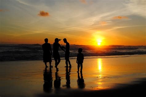 Vacaciones En Familia En La Playa Durante El Atardecer Foto Premium