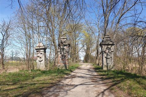 Denkmalgeschützter Gutspark bei Warschau