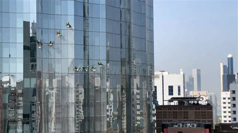 Hombres Limpiando Las Ventanas De Cristal De Una Torre De Lujo Vista De