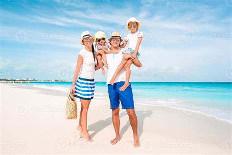 foto de familia feliz divirtiéndose en la playa estilo de vida de