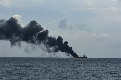 Kapal Tanker Pertamina Terbakar Di Lombok Angkut Kl Pertalite