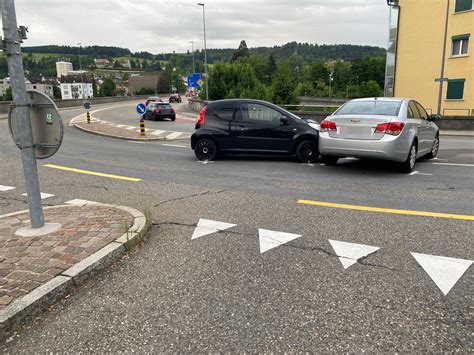 Stadt St Gallen Sg Kollision Zwischen Zwei Personenwagen Niemand