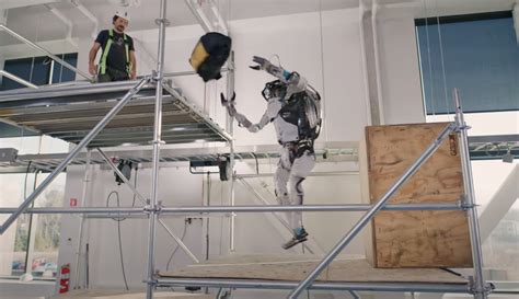 Incroyable Vidéo Du Robot Humanoïde Atlas De Boston Dynamics Aidant Un