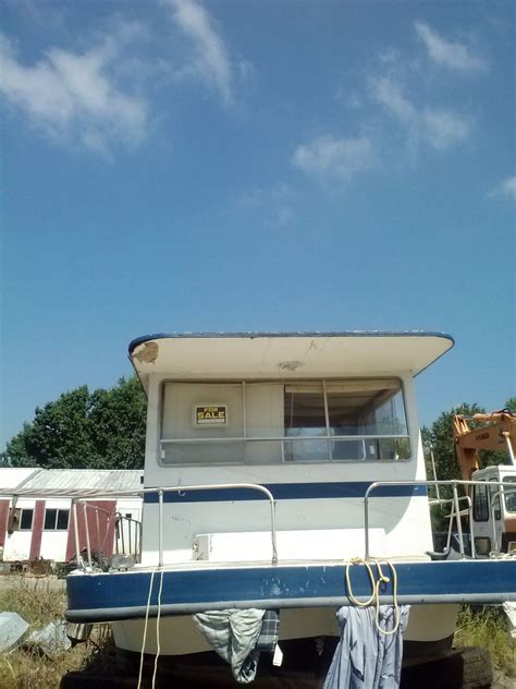 Gibson 32 Ft Houseboat Needs Some Tender Care But Can Be Eaisly Made