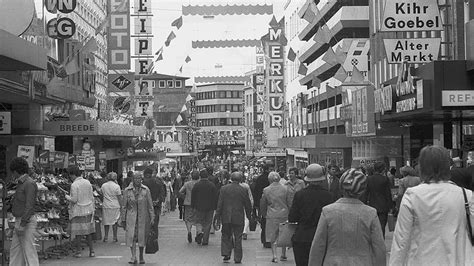 Holstenstraße in Kiel wird 70 Jahre Kiel Marketing sucht alte Fotos