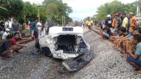 Mobil Toyota Agya Tertabrak KA Brantas Di Madiun Sempat Terseret