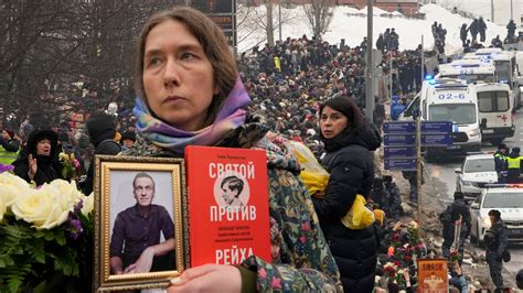 Putin Protest bei Trauerfeier und Beerdigung von Nawalny Über 100