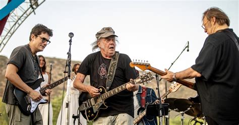 Neil Young Stephen Stills Et John Mayer Rockent Pour Une œuvre