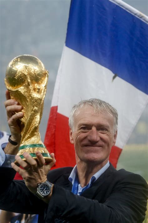 Photo Didier Deschamps Léquipe De France Célèbre Son Deuxième