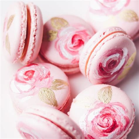 How pretty are these? Floral macarons seem to be popular this year! We ...