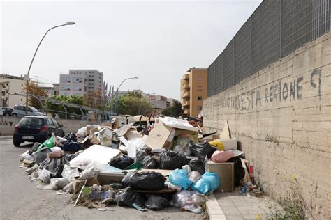 Emergenza Rifiuti A Reggio Calabria Stanza Solita Sceneggiata Di