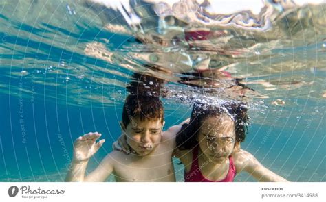 Gl Ckliches M Dchen Haben Schwimmen Und Spa Haben Im Meer Ozean Wasser