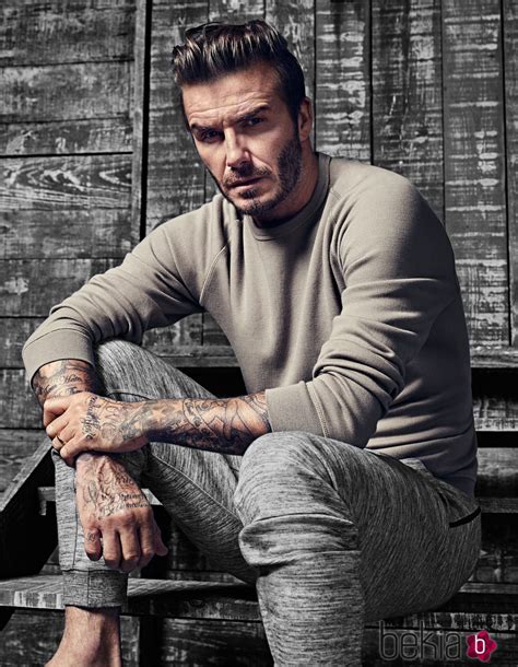 David Beckham con jersey ocre de la colección David Beckham Bodywear