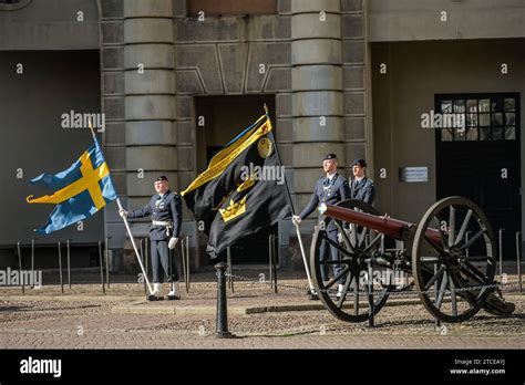 Soldaten Flaggen Wachwechsel Alte Kanone Paradeplatz Yttre