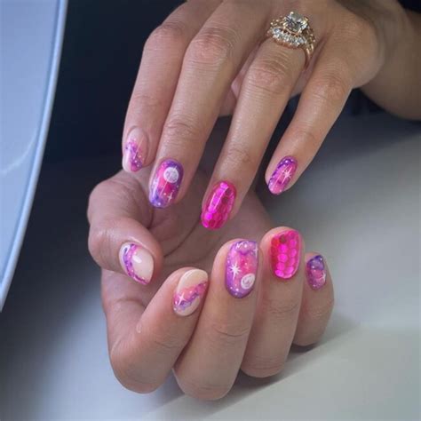 50 Cutest Short Nail Designs For Spring 2022 — Hot Pink Flower On Green