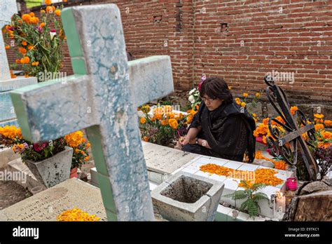 Zapotec Frau Grab Blumen Fotos Und Bildmaterial In Hoher Auflösung