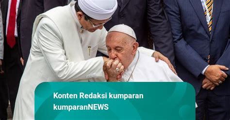 Uskup Agung Jakarta Suharyo Ungkap Makna Paus Cium Tangan Imam Besar