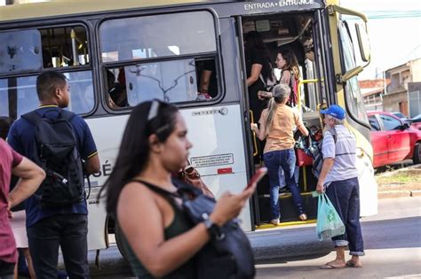 Passageiros Enfrentam Nibus Lotados Paradas Cheias E Atrasos Ap S