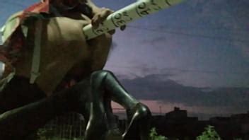 En la calle enseñando el culo lleno de macana XVIDEOS