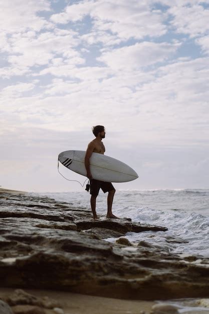 Landschapsbeeld Van Mannelijke Surfer Bezig Met Wandelen Op Het Strand