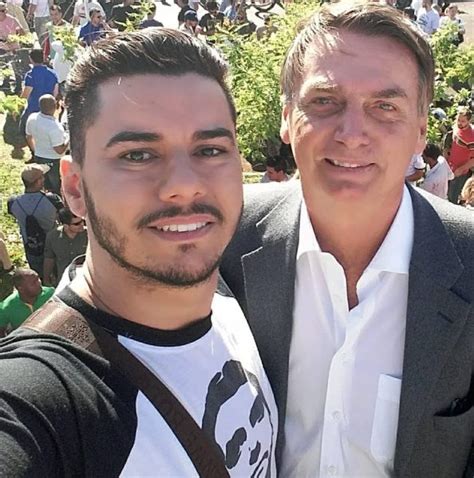 Bolsonaro Tenta Mudar Imagem De Homof Bico Foto Ao Lado De Gay E