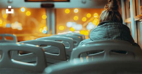 Foto Gente Sentada En Una Silla Gris Dentro Del Tren Imagen Skopie