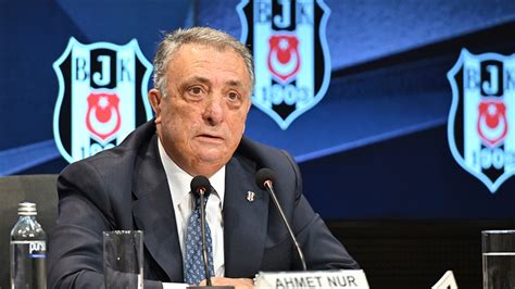 Beşiktaş Kulübü Başkanı Ahmet Nur Çebi futbol takımıyla vedalaştı