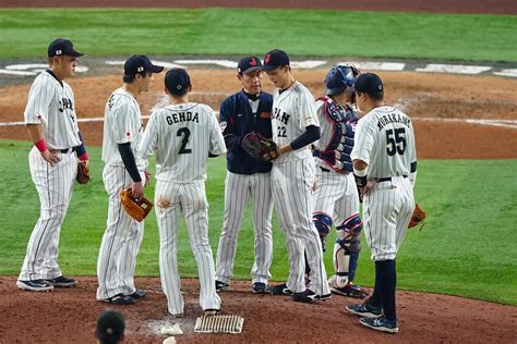 Wbc準決勝のメキシコ戦の8回途中、3番手・湯浅にマウンドを託す栗山監督（中央）（撮影・会津 智海） ― スポニチ Sponichi Annex 野球