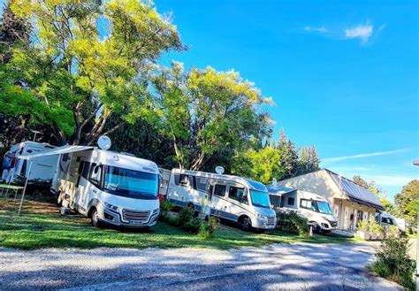 Camping Municipal Porte Des Alpilles Aire Dans Un Camping Saint