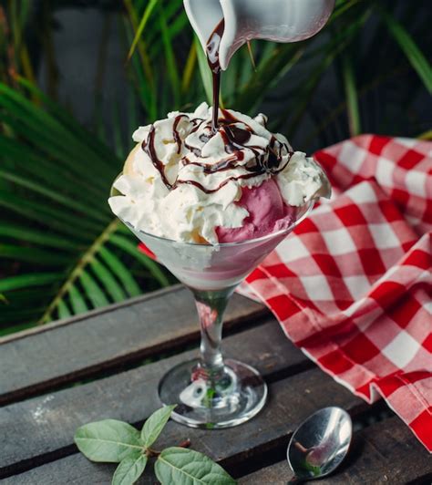 Sorvete De Framboesa E Ma Coberto Chantilly E Calda De Chocolate