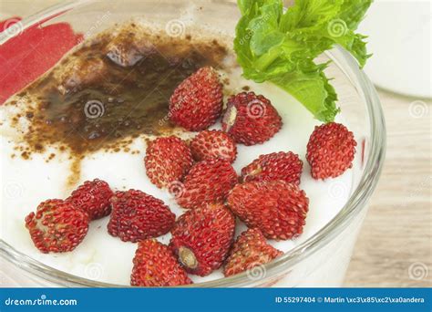 Eigengemaakte Yoghurt Havermeel Met Aardbeien En Chocolade Bestrooid