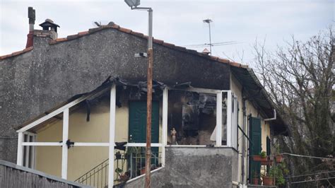 Rogo Causato Da Un Barbecue Sulla Terrazza Distrugge Parte Di Un