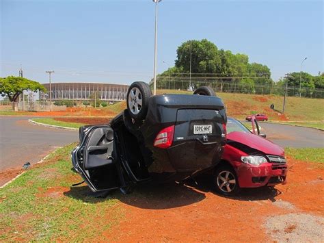 G Carro Capota Ap S Ser Atingido Por Outro Na W Norte Em Bras Lia