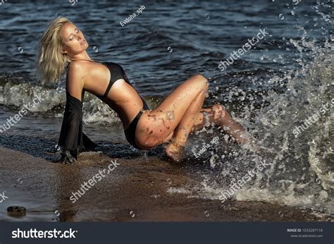Sexy Blonde Black Bikini On Beach库存照片1033287118 Shutterstock