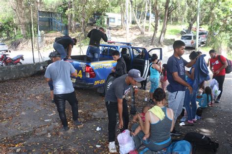 Pnc De Guatemala On Twitter Pnc Asiste A Extranjeros En Vado Hondo Y Esquipulas Policías De