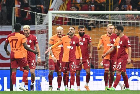 Galatasaray Fenerbah E Yi Geride B Rakt S Per Lig Puan Rekorunu K Rd