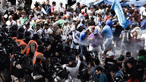 Los Manifestantes Cruzaron El Puente Pueyrredón Y Ahora La Protesta Se Trasladó Al Centro