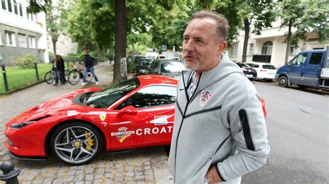 Na berlinskim ulicama pažnju je privukao Ferrari ukrašen hrvatskim