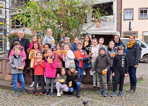 Nun kann der Osterhase kommen Kinder schmücken Osterbrunnen in