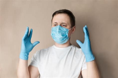 Un hombre con equipo de protección personal guantes desechables y una