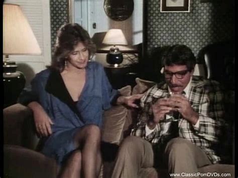 Estrella porno clásica folla a un nerd real XVIDEOS