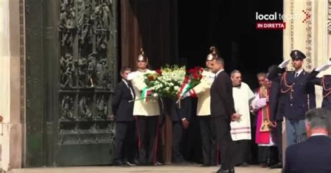 Funerali Berlusconi L Uscita Del Feretro Dal Duomo Di Milano Tra