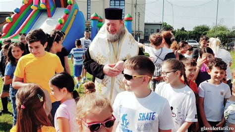 FOTO Copiii din Arhiepiscopia Aradului și au sărbătorit ziua pe